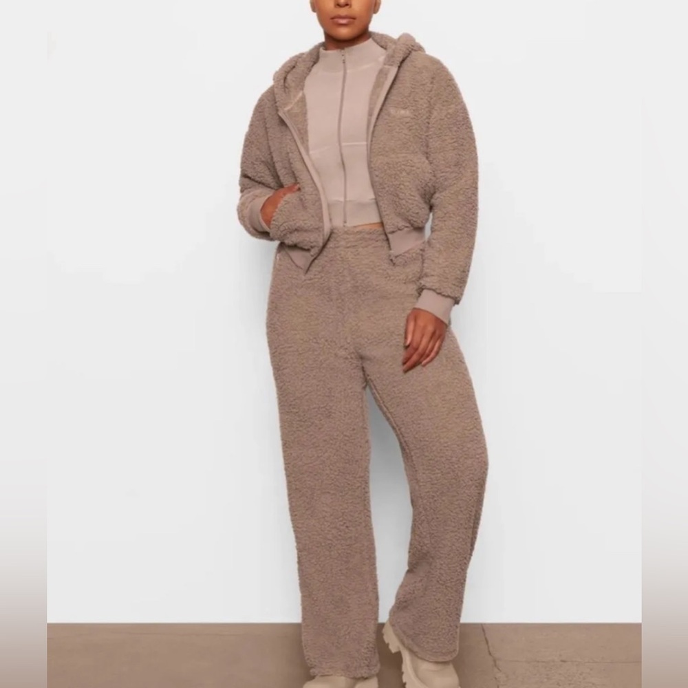 NWT Skims Teddy Fleece Track Pants in Desert Size Large - Picture 2 of 7